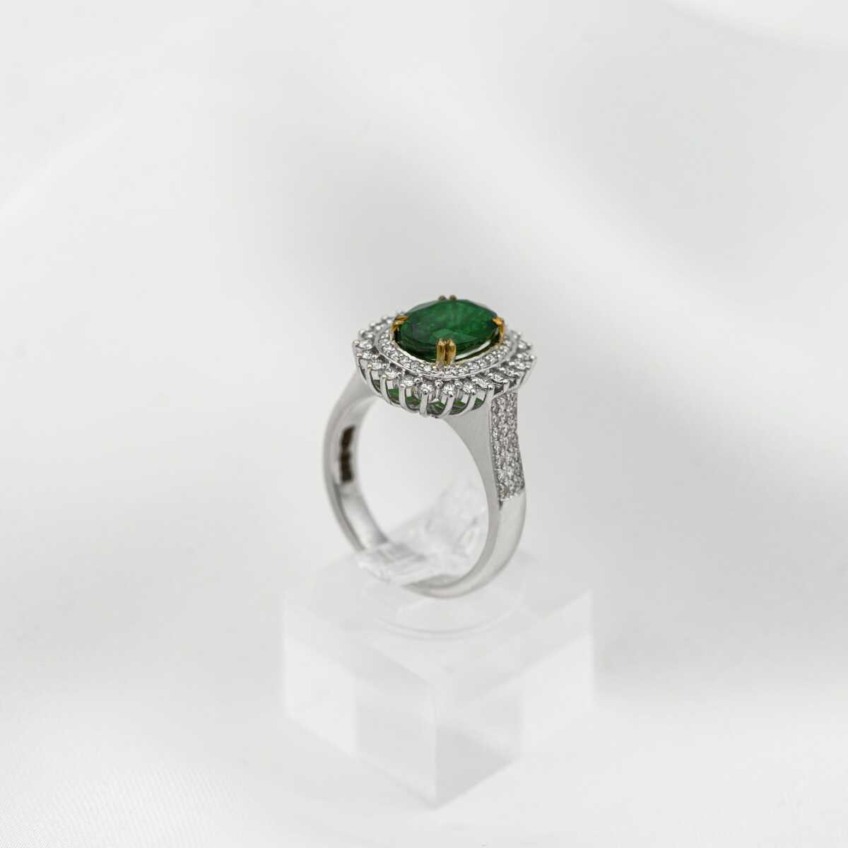 Green Emerald Diamond Ring