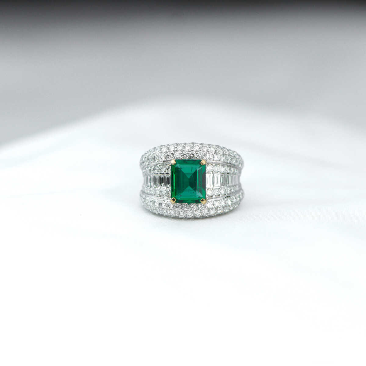 Green Emerald Diamond Ring