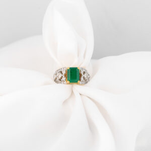 Green Emerald Diamond Ring