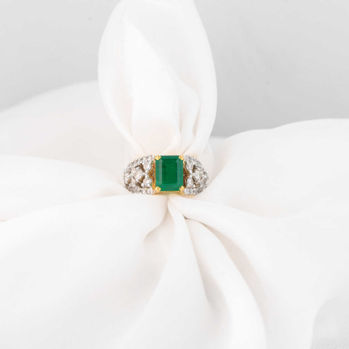 Green Emerald Diamond Ring
