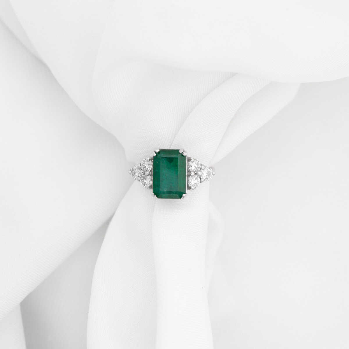 Green Emerald Diamond Ring